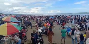 Wisatawan padati pantai di Lebak saat libur Lebaran.(Def/SuaraNusantara)