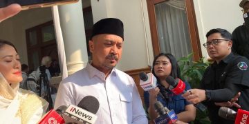 Giring Ganesha saat melayat di rumah duka Titiek Puspa