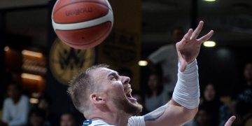 Pebasket Dewa United Banten Kaleb Ramot Gemilang (kiri) berebut bola dengan pebasket Prawira Bandung Norbertas Giga (kanan) pada laga lanjutan Indonesian Basketball League (IBL) 2025 di Dewa United Arena, Kabupaten Tangerang, Banten, Minggu (13/4/2025). Dewa United Banten menang atas Prawira Bandung dengan skor 94-87. ANTARA FOTO/Putra M. Akbar