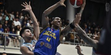 Pebasket Satya Wacana Salatiga Marquis Davison (tengah) berebut dengan bola rebound dengan dua pebasket Bali United Basketball Ida Bagus Ananta Wisnu Putra (kiri) dan Xavier Charles Cannefax (kanan) pada pertandingan Indonesian Baskeball League (IBL) 2025 di GOR Basket Prof. Dr. dr. Susilo Wibowo, Semarang, Jawa Tengah, Jumat (21/3/2025). . ANTARA FOTO/Aprillio Akbar