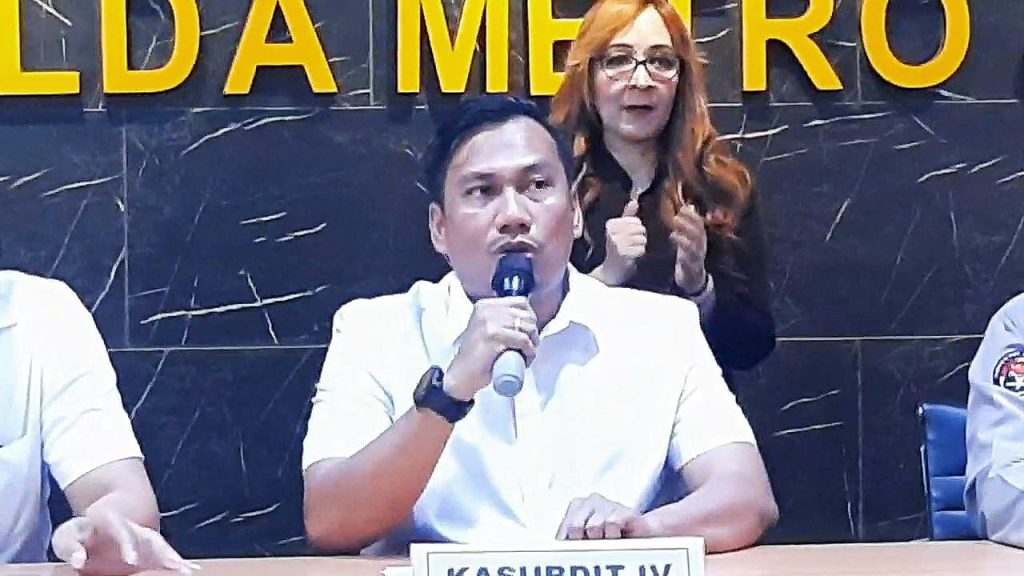 Kasubdit IV Dircyber Polda Metro Jaya, AKBP Herman Edco Wijaya Simbolon saat konferensi pers di Polda Metro Jaya, Jakarta, Selasa (6/5/2025) sebut pelaku pemerasan telah diringkus. (Ilham F/Suaranusantara).