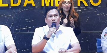 Kasubdit IV Dircyber Polda Metro Jaya, AKBP Herman Edco Wijaya Simbolon saat konferensi pers di Polda Metro Jaya, Jakarta, Selasa (6/5/2025) sebut pelaku pemerasan telah diringkus. (Ilham F/Suaranusantara).