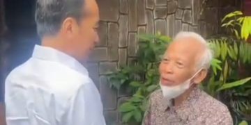 Momen Presiden ke 7 RI Joko Widodo atau Jokowi menyambangi kediaman dosen pembimbingnya semasa kuliah di UGM, Bapak Ir. Kasmudjo (instagram @jokowi)