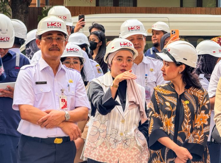 Elva Farhi Qolbina bersama rekan Komisi E DPRD Jakarta dan Disdik DKI saat berkunjung ke sejumlah sekolah (Dok Fraksi PSI Jakarta)