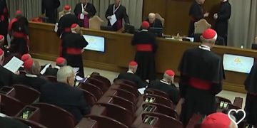Para Kardinal dari berbagai belahan dunia hari ini Rabu 7 Mei 2025 akan mengikuti konklaf pemilihan Paus baru. Foto saat Kardinal elektor dan dewan Kardinal tengah menggelar pertemuan (instagram @vaticannews)