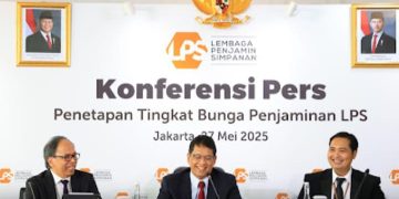 Konferensi Pers LPS. Purbaya Yudhi Sadewa Ketua Dewan Komisioner (Tengah), Herman Saheruddin Plt. Kepala Kantor Persiapan PRP dan Hubungan Lembaga (Kanan audience), Dwityapoetra S. Besar Direktur Eksekutif Surveilans, Pemeriksaan, dan Statistik (Kiri Audience)