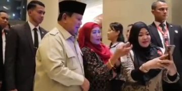 Momen Presiden RI Prabowo Subianto saat tiba di hotel Kuala Lumpur tempatnya bermalam. Disambut oleh diaspora Indonesia dan berfoto bersama (instagram @prabowo.gibran2)