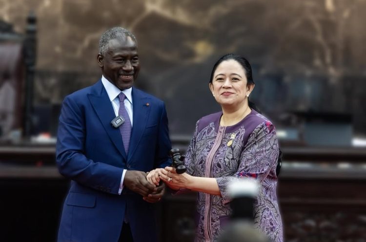 Penyerahan simbol estafet kepemimpinan PUIC dari Pimpinan sebelumnya, Ketua Majelis Nasional Republik Pantai Gading Adama Bictogo (Dok Instagram @puanmaharaniri).