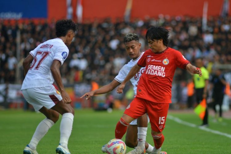 Pesepak bola Semen Padang FC Firman Juliansyah (kanan) menggiring bola dibayangi dua pemain Persik Kediri Nuri Fasya (kiri) dan Rifky Ray (tengah) pada pertandingan lanjutan BRI Liga 1 di Stadion H Agus Salim Padang, Sumatera Barat, Minggu (18/5/2025). ANTARA FOTO/Iggoy el Fitra