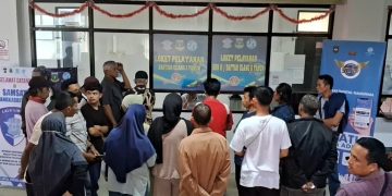 Warga mengurus pembayaran pajak kendaraan di Samsat Rangkasbitung.(SuaraNusantara/Def)