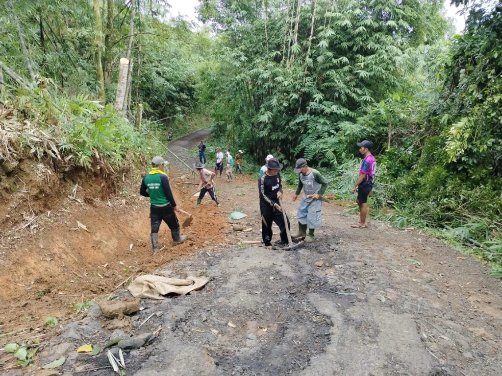 Warga di Lebak swadaya perbaiki jalan desa.(ist)