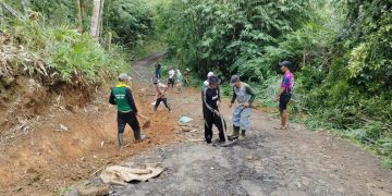 Warga di Lebak swadaya perbaiki jalan desa.(ist)
