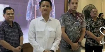 Adik ipar Presiden ke 7 RI Joko Widodo atau Jokowi datangi Bareskrim Polri serahkan ijazah sang kakak ipar guna uji labfor. Adik ipar foto sebelah kini kenakan kemeja kotak-kotak (instagram @kamalfh89)