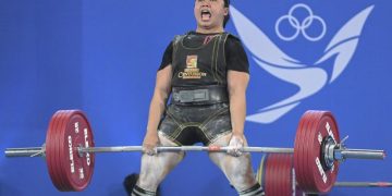 Lifter Jawa Barat Maria Magdalena S melakukan angkatan deadlift pada pertandingan angkat berat kelas 84 kg putri PON XXI Aceh-Sumut 2024 di GOR Seuramoe Angkat Besi Stadion Harapan Bangsa, Banda Aceh, Aceh, Rabu (18/9/2024). Maria Magdalena S berhasil meraih emas untuk total angkatan 675 kg sedangkan medali perak diraih lifter Riau Sri Rahayu dengan total angkatan 660 kg dan perunggu diraih lifter Papua Pegunungan Saela Waimory dengan total angkatan 640 kg. ANTARA FOTO/Adeng Bustomi