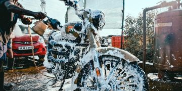 Tips Mencuci Sepeda Motor agar Tetap Kinclong dan Awet