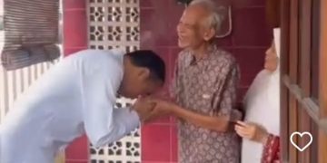 Momen Presiden ke 7 RI Joko Widodo atau Jokowi menyambangi kediaman dosen pembimbing semasa kuliah di UGM (instagram @jokowi)