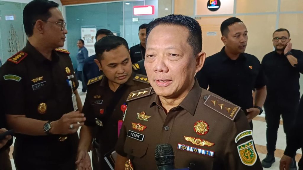 Jampidsus Kejagung RI, Febrie Adriansyah saat diwawancarai di Kompleks Parlemen, Senayan, Jakarta Pusat, Selasa (20/5/2025) terkait judol yang menyeret Budi Arie Setiadi (Ilham F/Suaranusantara).
