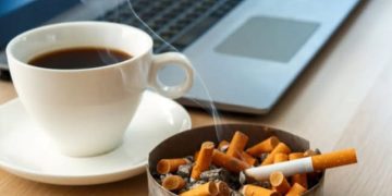 Ilustrasi merokok di tempat hiburan sambil ngopi (instagram @doctor.online.id)