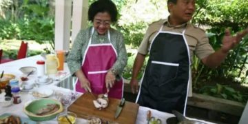 Momen Megawati Soekarnoputri selaku Ketum PDI Perjuangan dan Presiden RI Prabowo Subianto tengah memasak bareng (instagram @official_prabowogibran8)