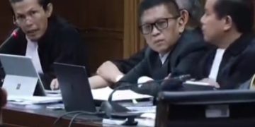 Sidang lanjutan, kuasa hukum Sekjen PDI Perjuangan Hasto Kristiyanto, Patra M Zen cecar penyelidik KPK yang menyebut Sekjen adalah aktor intelektual dalam kasus Harun Masiku (instagram @gunromli)