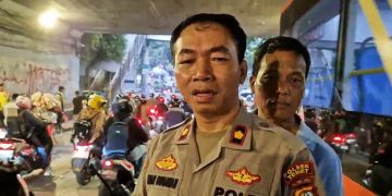 Kapolsek Tebet, Kompol Iwan Gunawan saat diwawancarai di lokasi, pada Selasa (6/5/2025) bicara soal aksi tawuran kelompok remaja. (Ilham F/Suaranusantara).