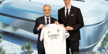 Pemain anyar Real Madrid Dean Huijsen (kanan) bersama dengan Presiden Real Madrid Florentino Perez (kiri) dalam prosesi pengenalan pemain di Santiago Bernabeu, Madrid, Selasa (10/06/2025)