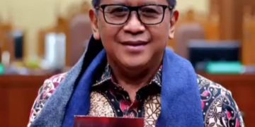 Sekjen PDI Perjuangan Hasto Kristiyanto di sela sidang yang digelar hari ini Kamis 5 Juni 2025 di Pengadilan Tipikor, Jakarta tengah pamerkan buku karya tulisnya untuk Megawati Soekarnoputri (instagram @genbanteng)