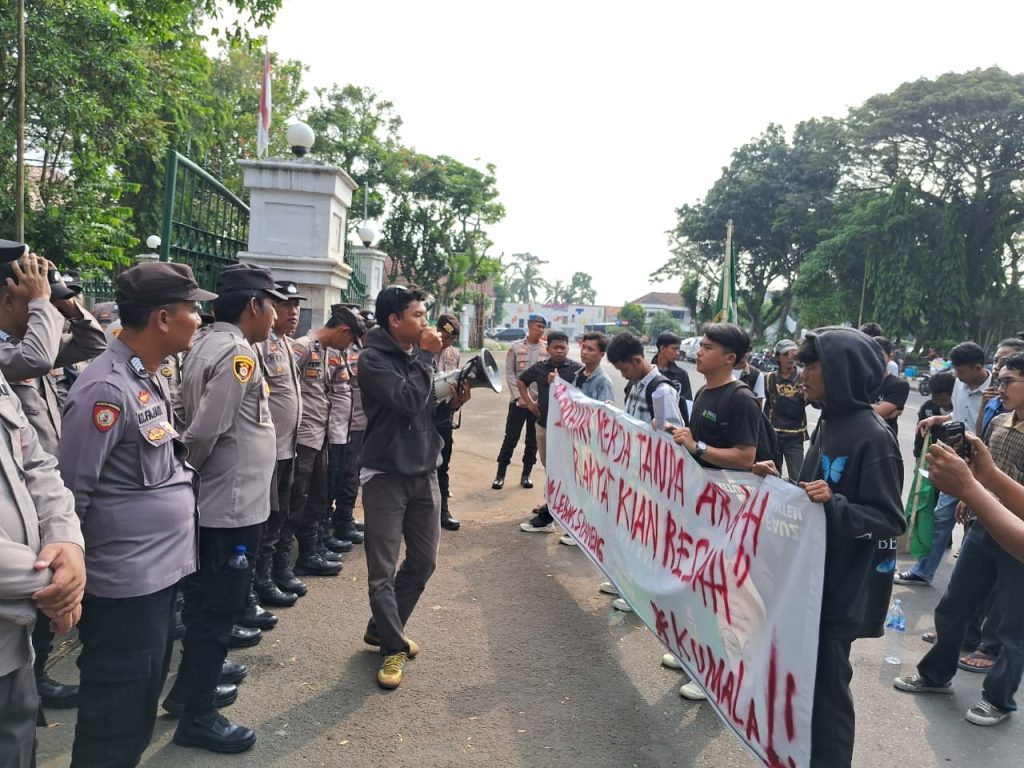 Unjuk rasa mahasiswa Bupati dan Wakil Bupati Lebak mengkritik 100 hari kerja Hasbi-Amir.(Def/SuaraNusantara)