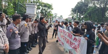 Unjuk rasa mahasiswa Bupati dan Wakil Bupati Lebak mengkritik 100 hari kerja Hasbi-Amir.(Def/SuaraNusantara)