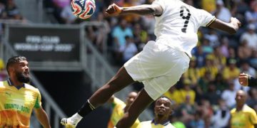 Pemain Borussia Dortmund Guirassy #9 melompat tinggi menyambut bola saat pertandingan penyisihan grup Piala Dunia Antarklub 2025 kontra Mamelodi di TQL Stadium, Cincinnati, Sabtu. Dortmund menang 4-3 atas Mamelodi. ANTARA/X/@FIFACWC