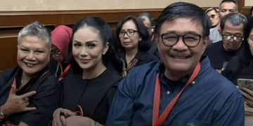 Krisdayanti, Ribka Tjiptaning, Djarot Saiful Hidayat politikus PDI Perjuangan yang hadir menyaksikan langsung sidang Sekjen PDIP Hasto Kristiyanto, Kamis 26 Juni 2025 (instagram @hendyseptiann)