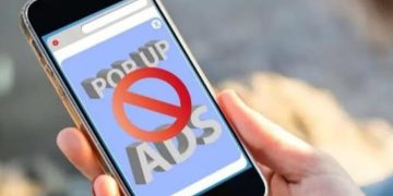 Ilustrasi iklan pada hp Android yang bikin ganggu (instagram @satujuangdotcom)
