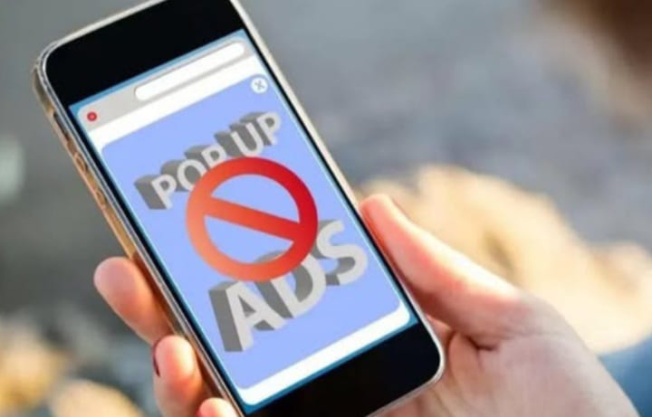 Ilustrasi iklan pada hp Android yang bikin ganggu (instagram @satujuangdotcom)