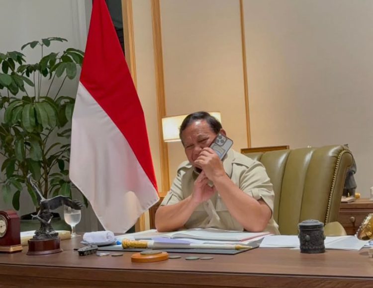 Momen Presiden RI Prabowo Subianto menerima panggilan telepon dari Presiden Amerika Serikat (AS) Donald Trump. (Dok Instagram @sekretariat.kabinet).