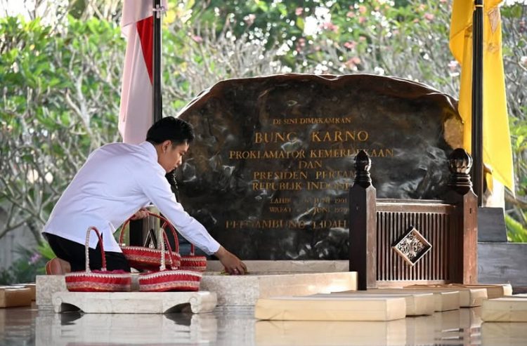 Wakil Presiden, Gibran Rakabuming Raka berziarah ke makam Bung Karno di Blitar. (Dok Istimewa).