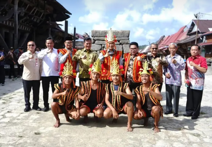 Bupati Nias Barat, Eliyunus Waruwu bersama Kepala BKN RI, Zudan Arif Fakhrulloh dan Kepala Kanreg VI BKN, Janry Simanungkalit di Desa Adat Bawomataluo. (Dok Facebook Eliyunus Waruwu).