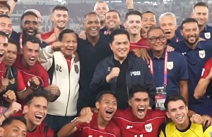 Presiden RI Prabowo Subianto saat berfoto bersama para timnas Garuda usai Indonesia taklukan China 1-0 (instagram @erickthohir)