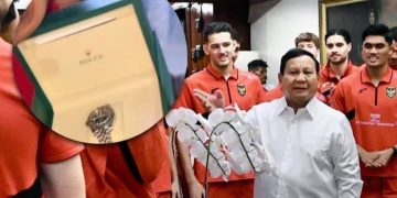 Presiden RI Prabowo Subianto hadiahi para pemain Timnas Indonesia jam tangan mewah Rolex (instagram @palembanginfo)