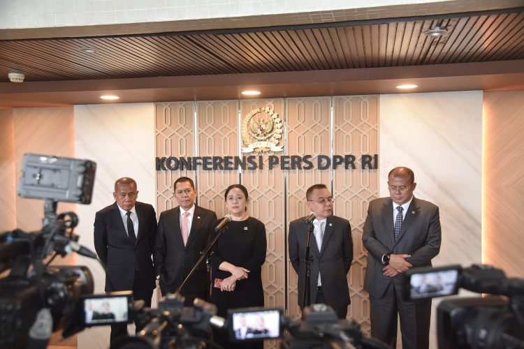 Ketua DPR RI Puan Maharani dan Wakil Ketua DPR RI Sufmi Dasco Ahmad dalam konferensi pers usai membuka Sidang Rapat Paripurna DPR RI Ke-20 di Kompleks Parlemen, Senayan, Jakarta, Selasa (24/6/2025)