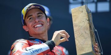 Marc Marquez dari Ducati Lenovo berpose di podium usai menjuarai MotoGp Aragon Grand Prix di sirkuit Motorland Aragon, Alcaniz, Spanyol (8/6/2025).