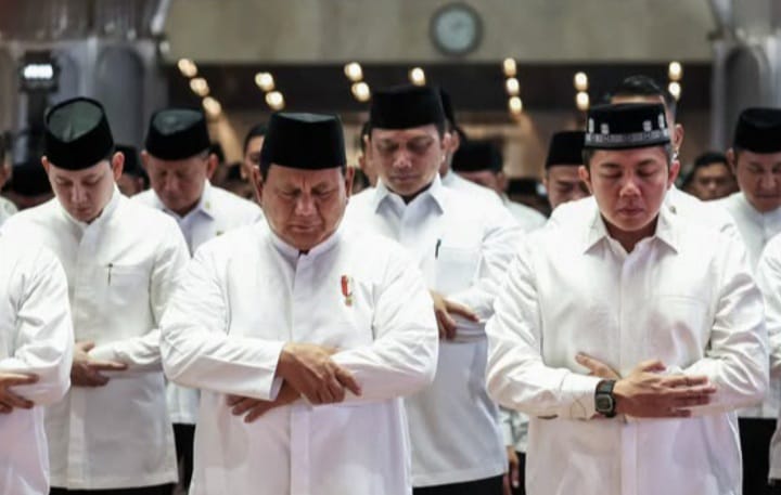 Momen Presiden RI Prabowo Subianto tengah menunaikan solat Ied Iduladha 1446 H di Masjid Istiqlal, Jumat 6 Juni 2025