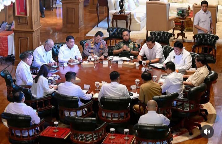 Presiden RI Prabowo Subianto gelar pertemuan bersama menteri-menterinya, Kapolri, Panglima TNI, Jakda Agung dan Kepala BIN pada Senin 23 Juni 2025 (instagram @sekretariat.kabinet)