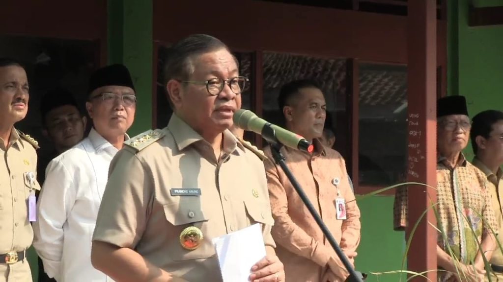 Gubernur Jakarta, Pramono Anung saat acara penyerahan ijazah di SMK Miftahul Falah, Jakarta Selatan, Selasa (3/6/2025). (Ilham F/Suaranusantara).
