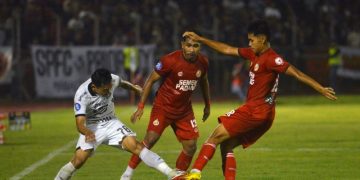 Pesepak bola Semen Padang FC Gala Pagamo (kanan) berebut bola dengan pemain Persija Jakarta Witan Sulaiman (kiri) pada pertandingan lanjutan BRI Liga 1 di Stadion H Agus Salim Padang, Sumatera Barat, Jumat (6/12/2024). ANTARA FOTO/Iggoy el Fitra