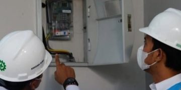 Petugas PLN tengah mengecek meteran, tarif listrik tidak naik (Instagram @energijuang)