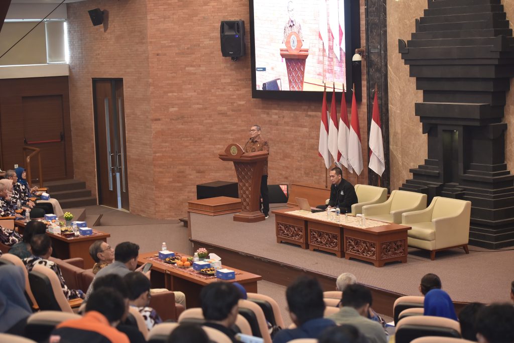 Wakil Ketua DPR RI, Adies Kadir, saat menjadi pembicara dalam Seminar Nasional Karsa Nusantara 2025 di Universitas Wijaya Kusuma Surabaya, Jawa Timur