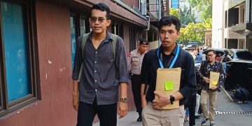 Tim hukum 14 massa Aksi May Day 2025 saat tiba di Bareskrim Polri, Jakarta Selatan, Senin (16/6/2025). (Ilham F/Suaranusantara)