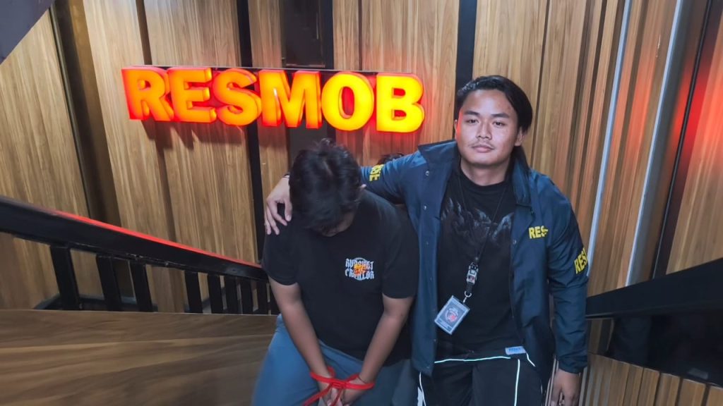 Pelaku saat ditangkap petugas polisi Resmob Polda Metro Jaya. (Ilham F/Suaranusantara)
