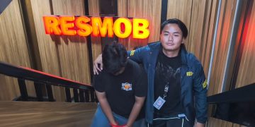 Pelaku saat ditangkap petugas polisi Resmob Polda Metro Jaya. (Ilham F/Suaranusantara)