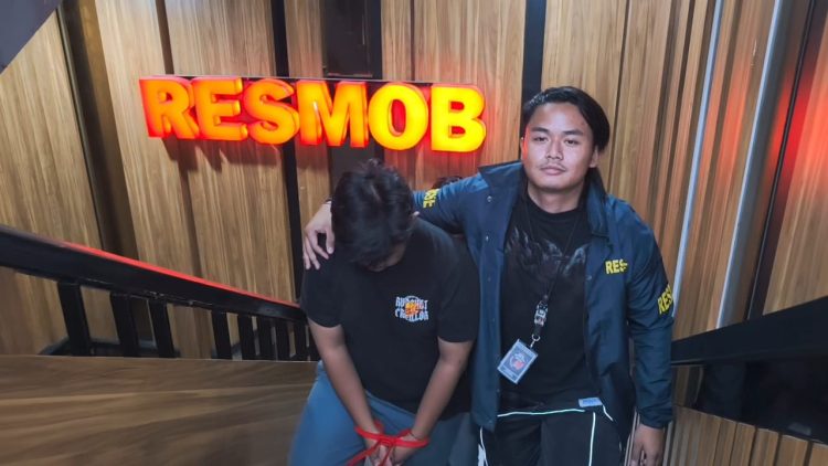 Pelaku saat ditangkap petugas polisi Resmob Polda Metro Jaya. (Ilham F/Suaranusantara)